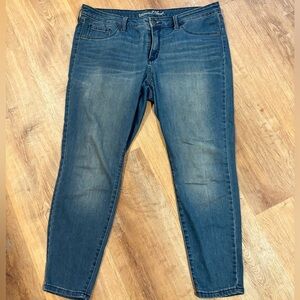 Universal Thread Women’s Jeans 16 Skinny Medium Wash